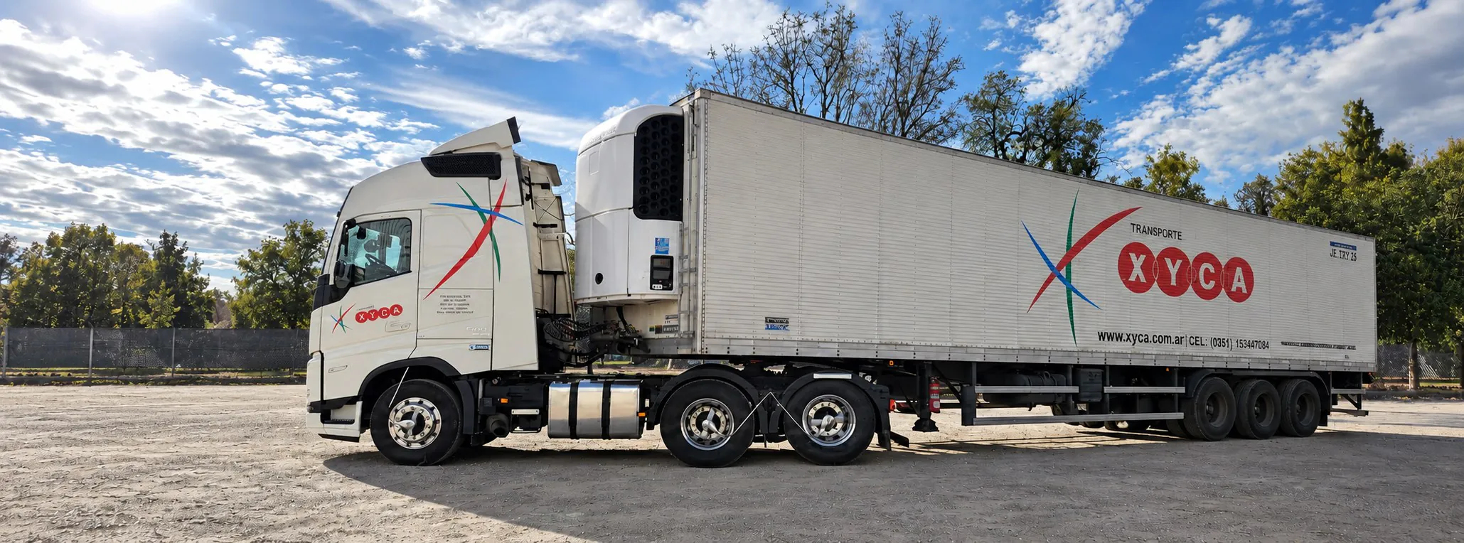 Camión Volvo 0 km de XYCA con semirremolque frigorífico