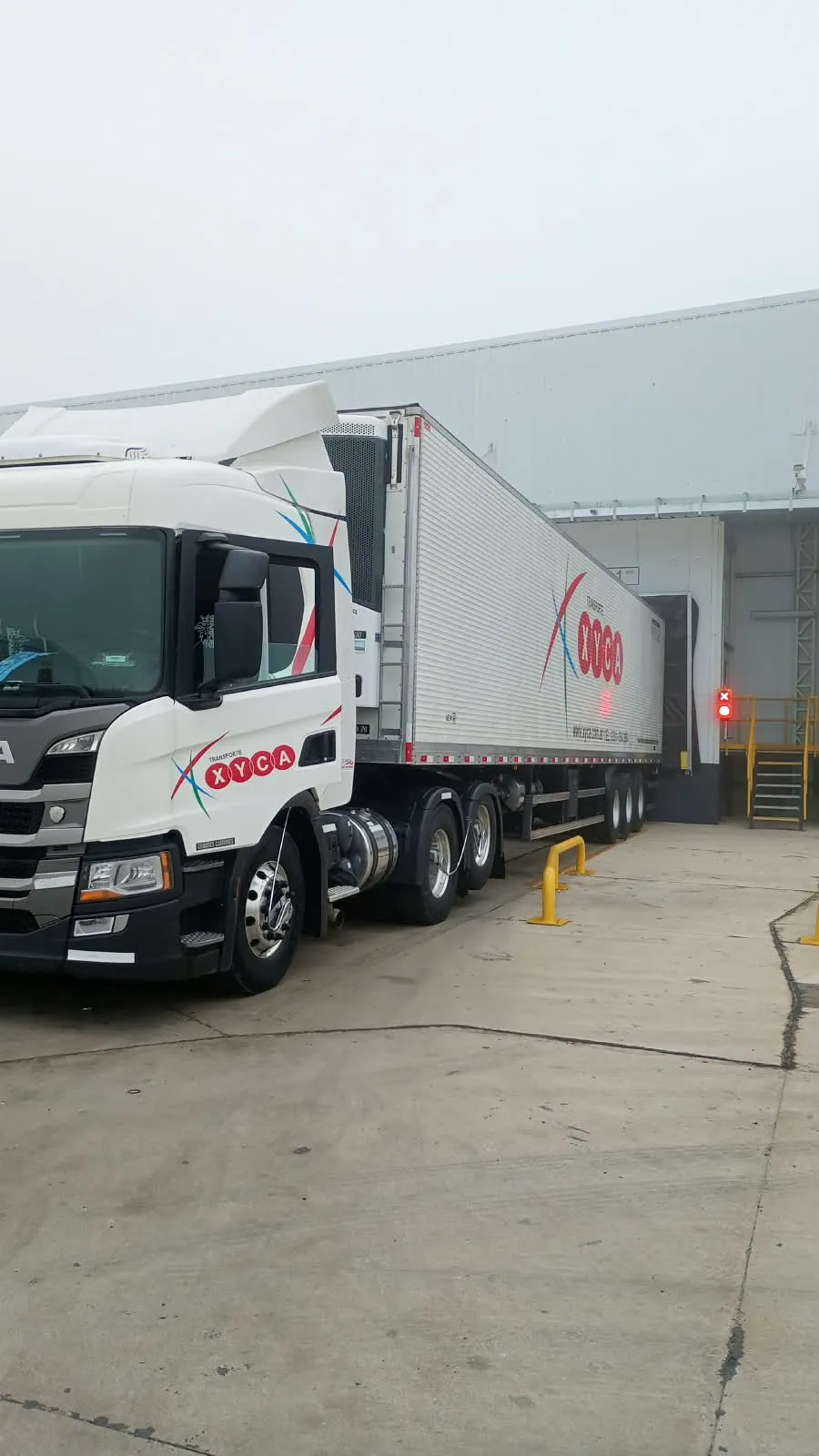 Camión Scania de la flota XYCA en el depósito